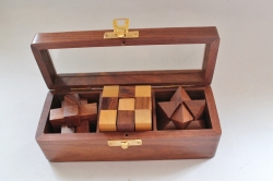 3 Knobelspiele in einer Box mit Glasdeckel ca. 17,5 x 6,5 x 6 cm