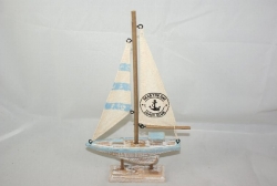 modell eines segelbootes aus holz mit segel aus stoff