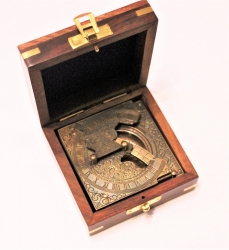 Sonnenuhr-Kompass antik ca. 8 x 8 x 9,5 cm