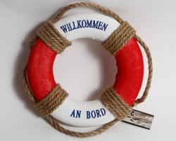 rettungsring aus Styropor mit Leinenstoff blau weiß mit der Aufschrift willkommen an bord