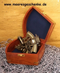 Sextant Messing antik mit Holzbox ca. 17 x 17 x 8,5 cm