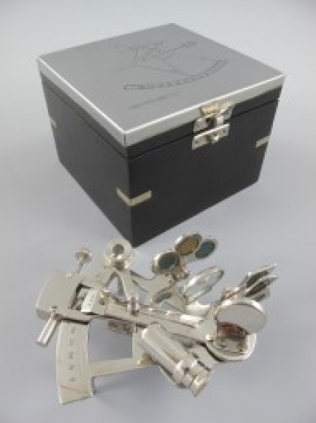 Sextant Messing vernickelt mit Holzbox ca. 13 x 13 x 10 cm