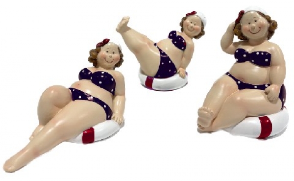 3 Badedamen im Schwimmreifen je ca. 10 x 8 x 6 cm