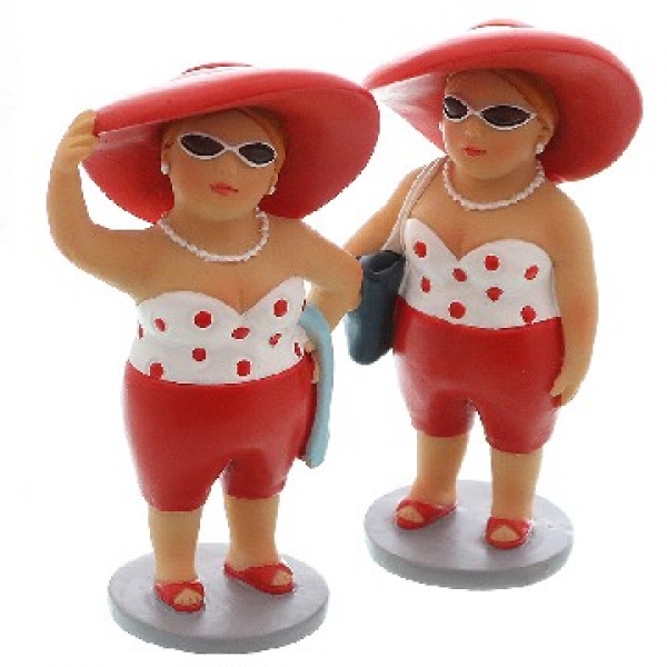 2 Urlauberinnen mit Hut je ca. 9 x 5 x 3 cm