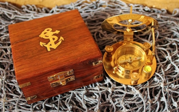 Peil &  Sonnenuhrkompaß mit Holzbox ca. 10 x 10 x 5 cm