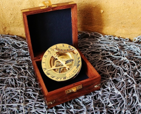 Kompass - Sonnenuhr Messing Durchmesser 8cm in Holzbox