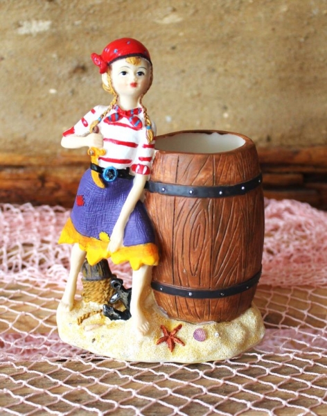 Stifthalter maritim Piratenmädchen ca. 11x 15 x 7 cm