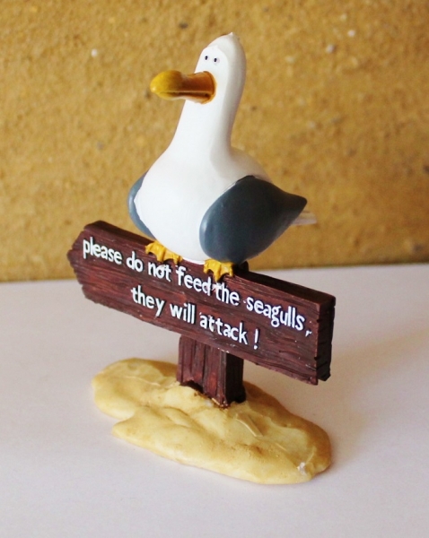 Möwe auf einem Schild ca. 9 x 10,5 x 4 cm