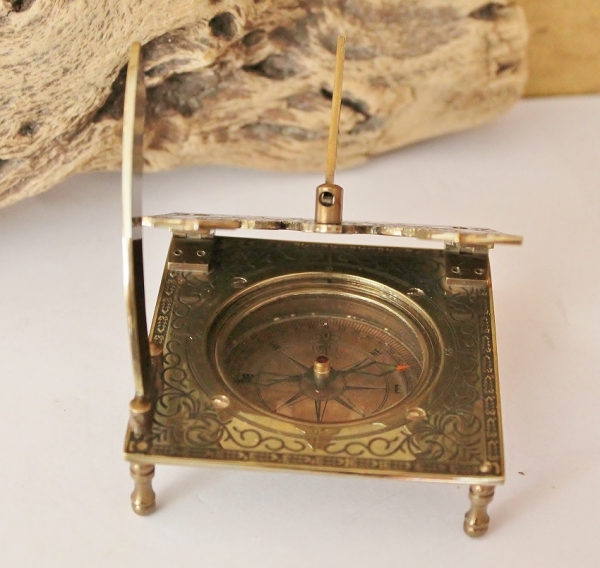 Sonnenuhr-Kompass antik ca. 8 x 8 x 9,5 cm