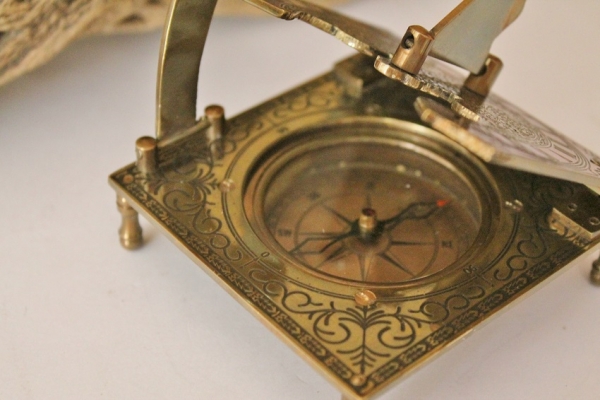 Sonnenuhr-Kompass antik ca. 8 x 8 x 9,5 cm