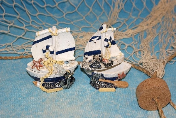 2 Dosen maritim als Segelboot je ca. 8 x 4 x 9 cm