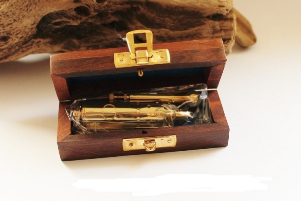 Sturmfeuerzeug aus Messing ca. 8cm in Holzbox