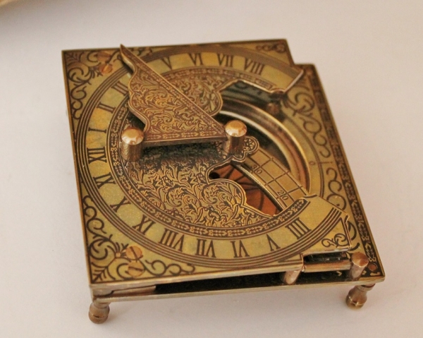 Kompass - Sonnenuhr Messing Durchmesser 8cm in Holzbox